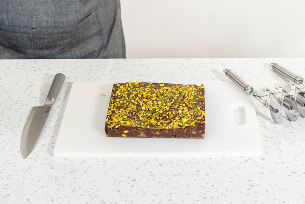 Scoring chocolate pistachio fudge into perfect squares for cutting. - Fotografie, Obrázek