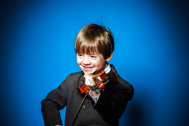 Red-haired preschooler boy with violin, music concept - Zdjęcie, obraz