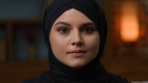 Kafasından vurulmuş Arap Müslüman bir kadın, siyah tesettüre girmiş, ortadoğulu İslamcı bir kadın. Başörtüsü makyajlı cilt bakımı ile yüzünü kapat. Memlekette mutsuz Suudi kadın portresi - Fotoğraf, Görsel