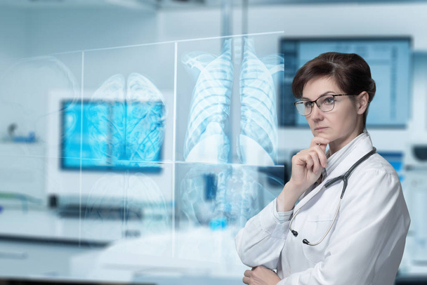 Лікар стежить за рентгенівськими променями на екрані віртуального комп'ютера. - Фото, зображення