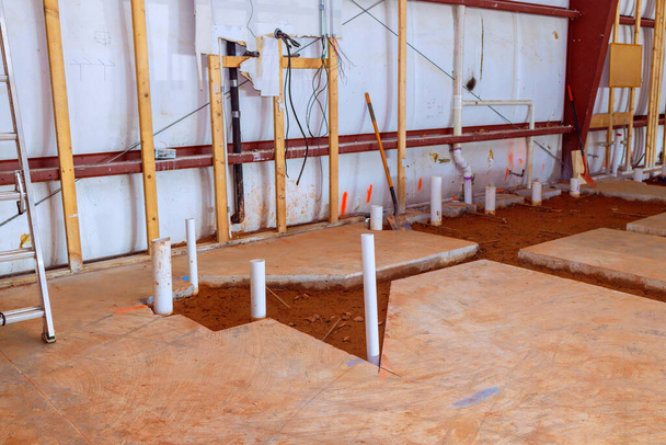 Лабораторне планування вбиральні бетонна підлога піддає дренажним кінцям труб ПВХ для сантехніки - Фото, зображення