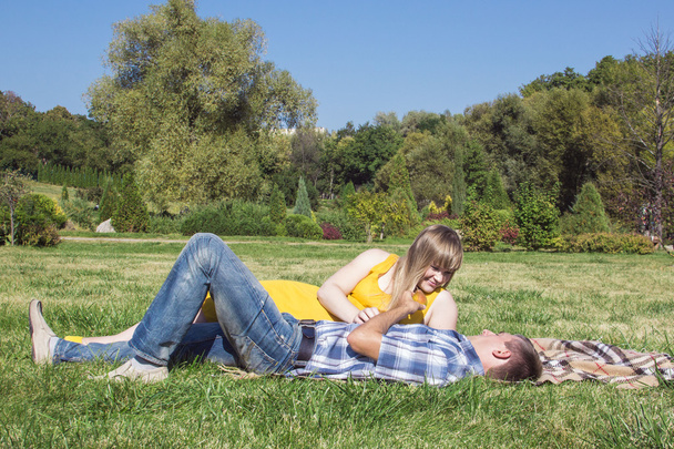 jeune couple enceinte se détendre sur un pique-nique dans le parc
 - Photo, image