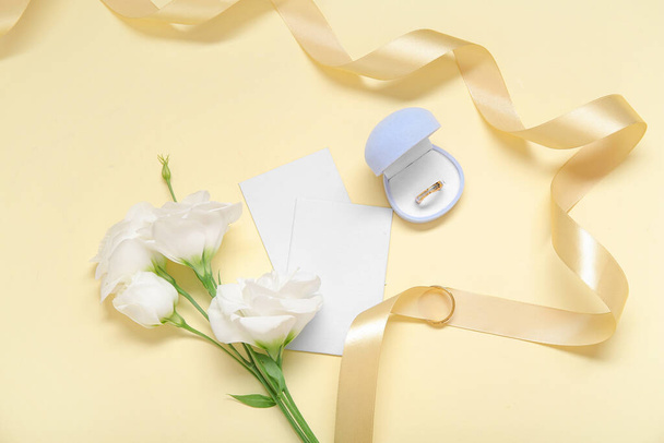 Evlilik yüzüklü kutu, boş kartlar, kurdele ve çiçeklerin renkleri. - Fotoğraf, Görsel