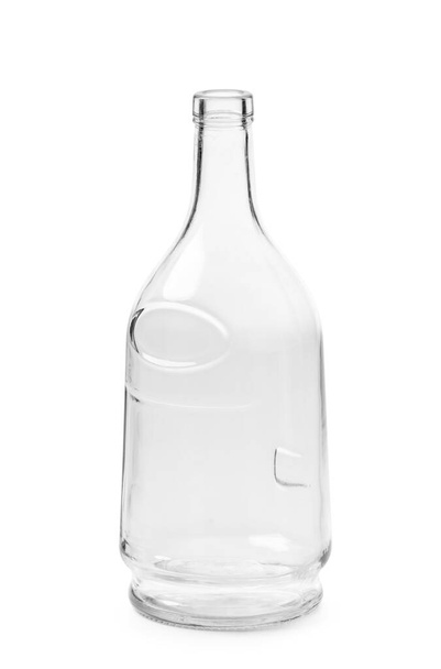 Una botella vacía para bebidas alcohólicas hecha de vidrio transparente de una hermosa forma inusual, aislada sobre un fondo blanco. Botella para coñac, whisky, brandy. - Foto, imagen