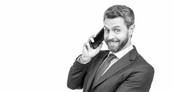 Feliz abogado hombre en traje formal hablar en el teléfono móvil aislado en el espacio de copia blanca, llamar. - Foto, imagen