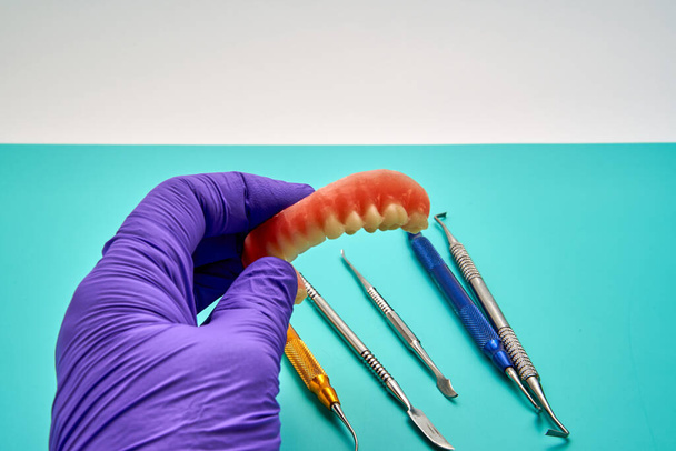 Ортодонты, работающие в профессиональной стоматологической лаборатории                                    - Фото, изображение