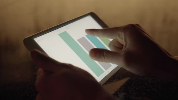Persona que usa Tablet Digital Contabilidad de Pantalla Negocios Beneficios Gráficos de Datos. Imágenes de alta calidad 4k - Metraje, vídeo