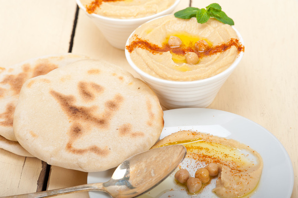 Hummus met pita brood  - Foto, afbeelding