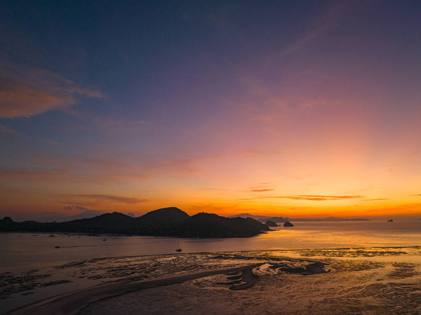 Ko Yao Noi adasının üzerinde gün doğumunda hava manzarası nefes kesici. - Fotoğraf, Görsel