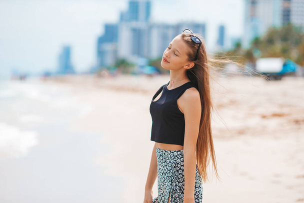 Adorable girl at tropical beach on summer vacation - Fotó, kép