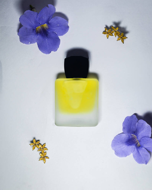 Átlátszó parfüm palack név vagy márka nélkül - fehér háttérrel - Fotó, kép
