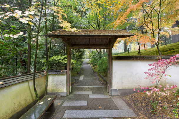 πύλη και το μονοπάτι σε ιαπωνικό κήπο - 写真・画像
