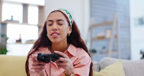 Γυναίκα στον καναπέ παίζοντας βιντεοπαιχνίδια, συγκεντρωθείτε και χαλαρώστε στο σαλόνι του σπιτιού με internet, controller και streaming. Online gaming, esports και νεαρό gamer girl στον καναπέ με εικονική συνδρομή. - Πλάνα, βίντεο