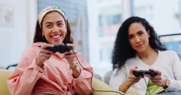 Videojátékok, barátok és nők játszanak együtt otthoni kanapén szórakozás, verseny vagy e-sport. Gamer emberek vezérlő társalgóban, hogy megünnepeljük győzelem technológia, tánc és szórakozás. - Felvétel, videó
