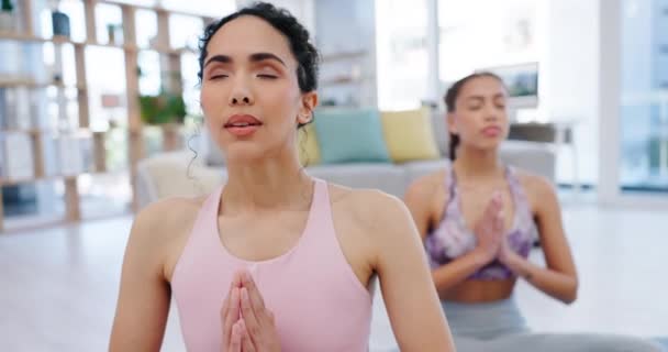 Gebet, Yoga oder Frauen für Meditation, Wellness oder Fitness im Zen-House-Studio, um gemeinsam zu entspannen. Gleichgewicht, Menschen oder gesunde Freunde im Training in ruhiger Pose für Achtsamkeit oder Frieden zu Hause. - Filmmaterial, Video