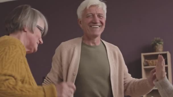 Vrolijke senioren dansen en plezier hebben tijdens de vrije tijd in het verpleeghuis - Video