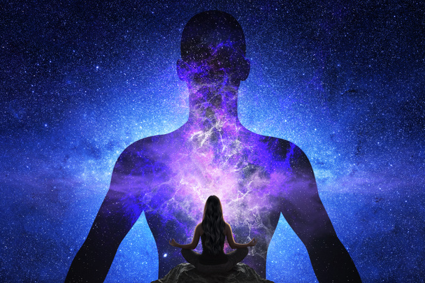 Žena dělá jógu před obří siluetou muže s vesmírem - Fotografie, Obrázek