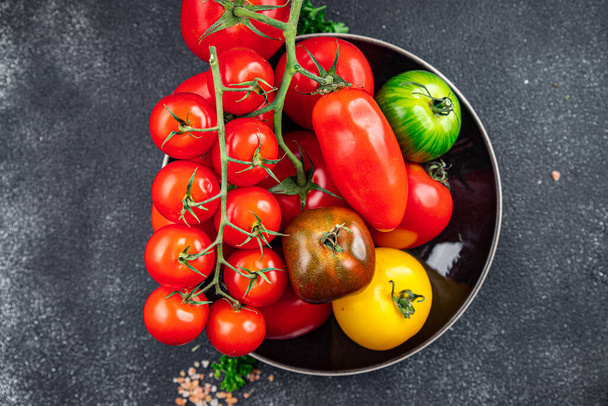 Taze domatesler farklı tipte kırmızı, sarı, yeşil sebze yemek atıştırmalıkları fotokopi masasında. - Fotoğraf, Görsel