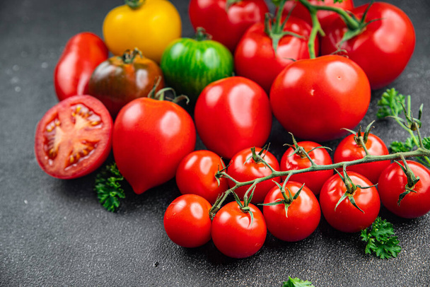 Taze domatesler farklı tipte kırmızı, sarı, yeşil sebze yemek atıştırmalıkları fotokopi masasında. - Fotoğraf, Görsel