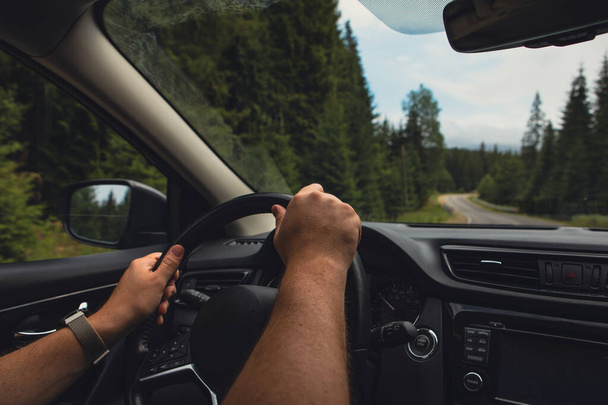 człowiek ręce na kierownicy jazdy samochodem przez góry drogowego - Zdjęcie, obraz