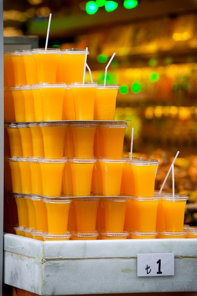 Tuoretta appelsiinimehua sisältävät lasit
 - Valokuva, kuva