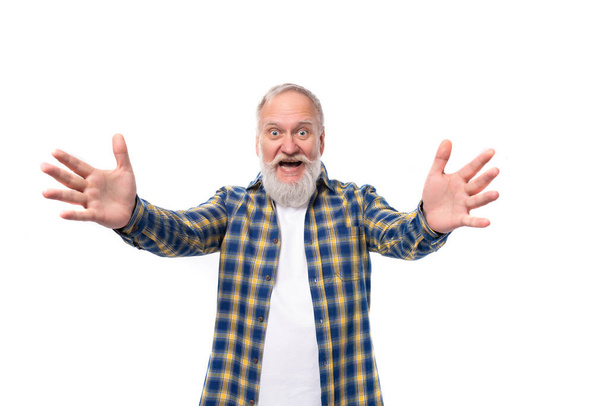muotokuva sellainen eläkkeellä komea 60 keski-ikäinen harmaa tukka mies parta paidassa valkoisella pohjalla. - Valokuva, kuva