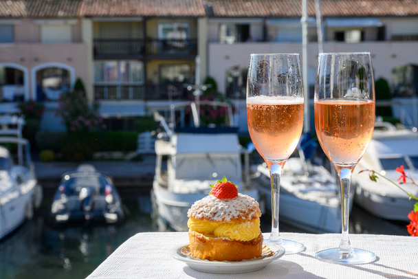 Fiesta de verano, beber vino espumoso de champán rosa brut francés en copas en el puerto deportivo de Port Grimaud cerca de Saint-Tropez, vacaciones Riviera francesa, Var, Francia - Foto, Imagen