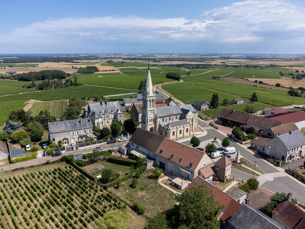 Légi kilátás a Saint Andelain dombtetőn falvak körül szőlőültetvények, amelyek részét képezik Pouilly Fume borvidék, Loire-völgy, Közép-Franciaország. - Fotó, kép
