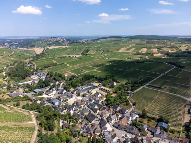 Légi kilátás dombos Sancerre Chavignol appellation szőlőültetvények, Cher megye, Franciaország, kilátással iver Loire völgy, híres a fehér Sancerre száraz savignon blanc bor - Fotó, kép