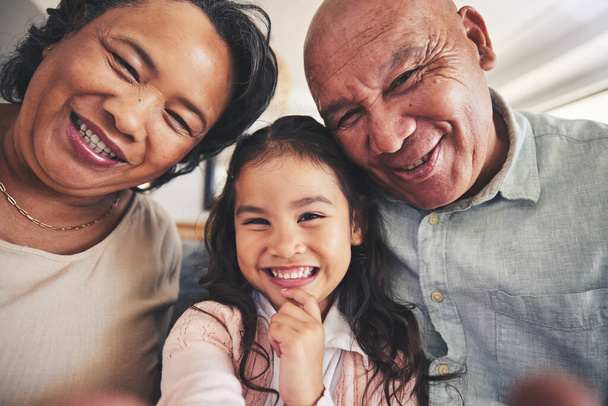 Porträt, Selfie oder glückliche Großeltern mit Kind im Wohnzimmer, die als Familie in Mexiko zusammenleben. Profilbild, Gesichter oder Großmutter mit Opa oder Kind zu Hause im Urlaub. - Foto, Bild