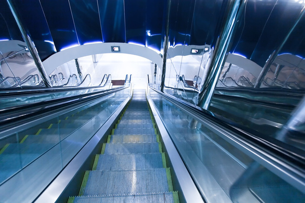 Salón de negocios con escaleras mecánicas
 - Foto, imagen