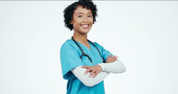 Vrouw, glimlach en gezicht van verpleegster in studio met armen gekruist voor gezondheidszorg, chirurgie en ziekenhuis consulting. Portret van gelukkige medische student, therapeut en jonge arts op witte achtergrond. - Video