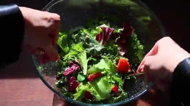 vista superior manos de mujer haciendo ensalada verde griego, preparación. revolviendo con tenedores, primer plano ensaladera, comida saludable y dieta. - Metraje, vídeo