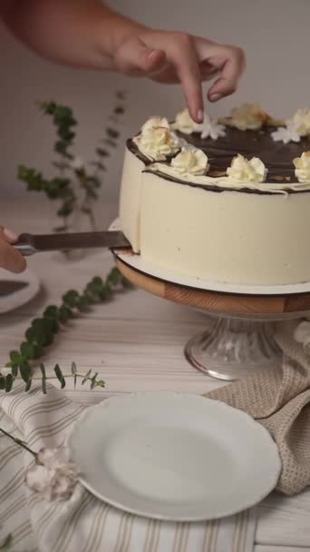 chef pâtissier servant gâteau aux fraises isolé sur fond blanc. - Séquence, vidéo