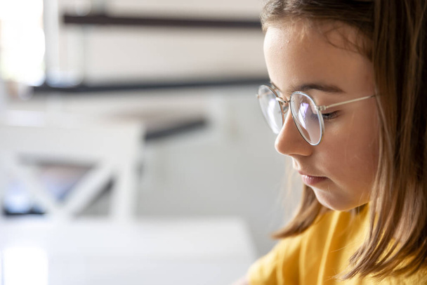 Dospívající dívka v brýlích na rozmazaném pozadí, zblízka, kopírovat prostor. - Fotografie, Obrázek