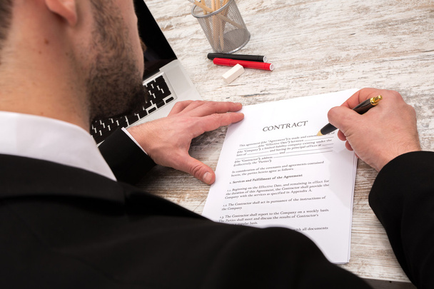 Een zakenman ondertekening van een Contract - Foto, afbeelding