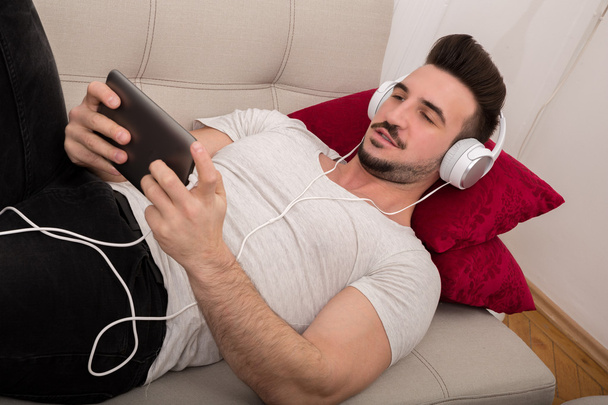 Listening to music in the tablet	 - 写真・画像