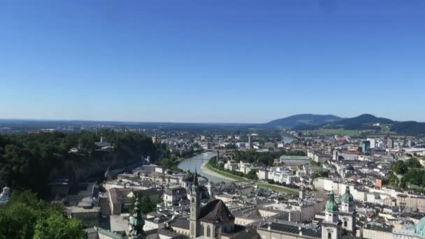 Salzburgi panoráma légi felvétel, Ausztria utazás. Salzburg belvárosában a folyó a tetejéről - Felvétel, videó