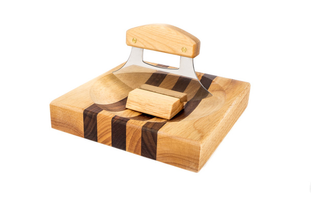Ulu mes op een houten blok geïsoleerd - Foto, afbeelding