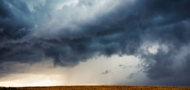 O Triunfo do Pôr-do-Sol em meio ao Desafio da Tempestade: Harmonia e Poder da Natureza - Foto, Imagem