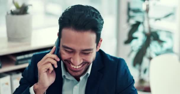 Telefoongesprek, happy and business man in office, gesprek en online communicatie. Smartphone, glimlach en professioneel praten, netwerken en consultant spreken om contact te leggen op mobiel in bedrijf. - Video