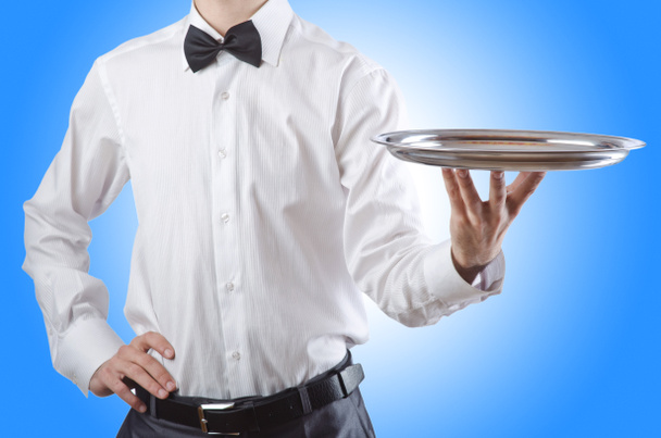 σερβιτόρος με ασημένιο δίσκο - Φωτογραφία, εικόνα