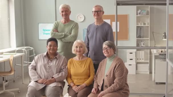 Porträt von fünf multiethnischen Senioren posiert vor der Kamera in der Arztpraxis im Pflegeheim - Filmmaterial, Video