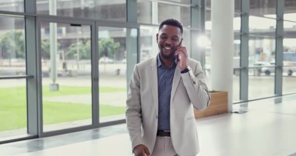 Empresário feliz, telefonema e andar no escritório em comunicação, conversa ou escuta. Homem negro ou funcionário falando em smartphone móvel na construção, discussão ou proposta no local de trabalho. - Filmagem, Vídeo