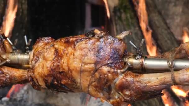 Gegrilde geroosterde schapenvlees op spuug op de markt voor straatvoedsel. - Video