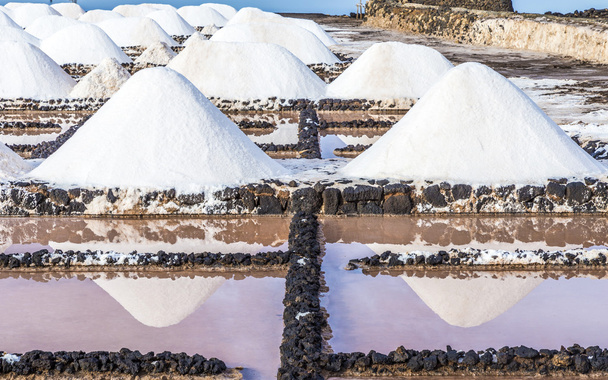 Janubio の生理食塩水の塩の山  - 写真・画像