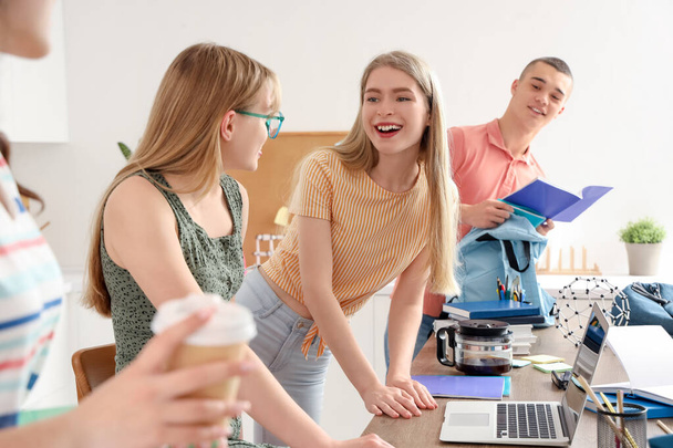 Grupa studentów studiujących z laptopem w kuchni - Zdjęcie, obraz