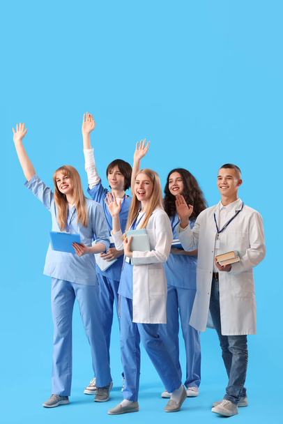 Gruppo di studenti di medicina su sfondo blu - Foto, immagini
