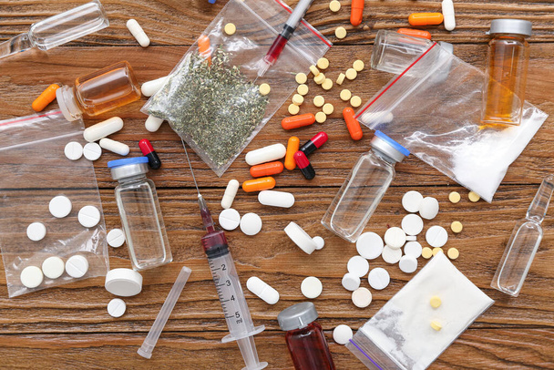 Composição com diferentes drogas e seringas em fundo de madeira - Foto, Imagem