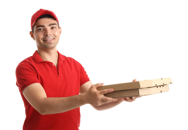 Correo masculino con cajas de pizza sobre fondo blanco - Foto, Imagen